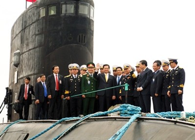 Thủ tướng Nguyễn Tấn Dũng trên boong Tàu ngầm Hà Nội. Ảnh VGP/Nhật Bắc